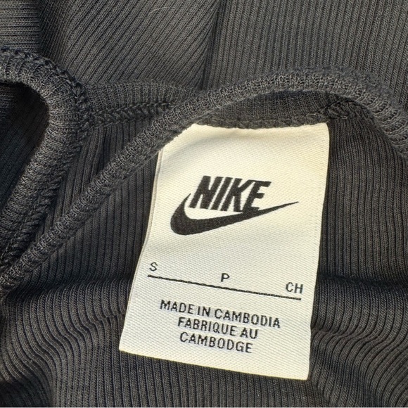 Nike Black Crop Top with White Logo - Picture 5 of 6